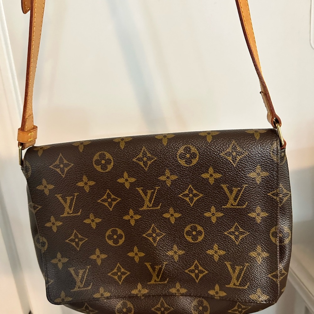 Louis Vuitton Vintage Pochette Marly
Bandoulière Crossbody Bag